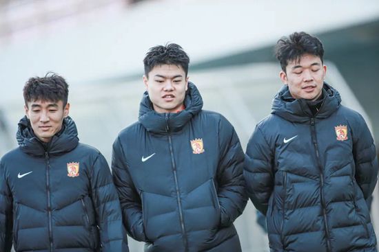 美女张开尿口让男人捅
